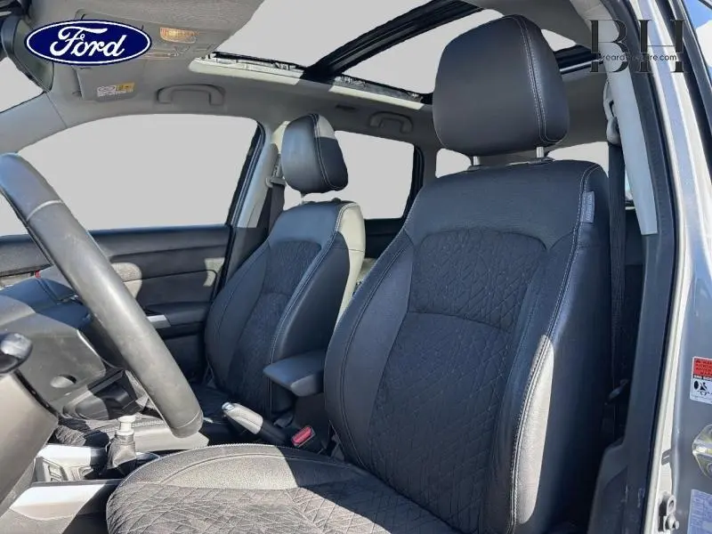 Intérieur du Suzuki Vitara Galactic Gray 2022, vue côté conducteur sur sièges en suédine et cuir noir avec toit panoramique ouvert