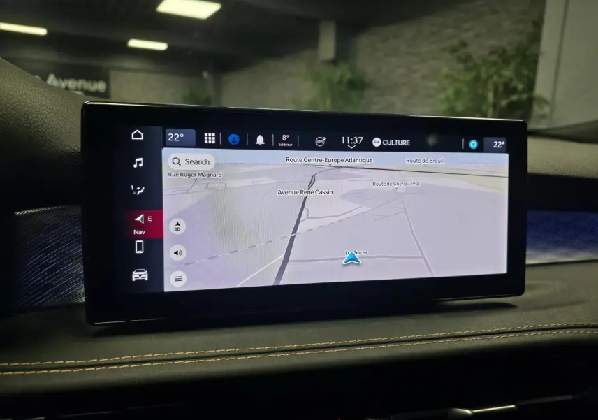 Écran tactile du système de navigation de l'Alfa Romeo Tonale 2024, affichant une carte en intérieur noir.