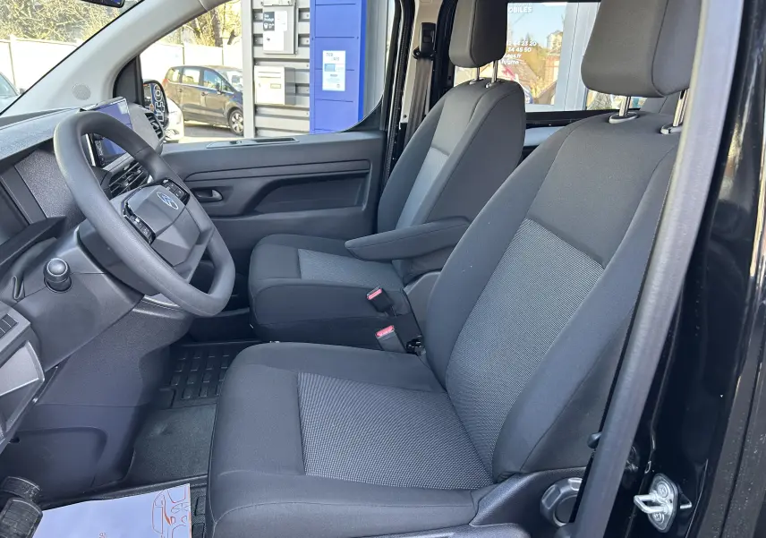 Vue intérieure côté droit des sièges arrière en tissu gris du Citroën Jumpy Cabine Approfondie noir 2025.