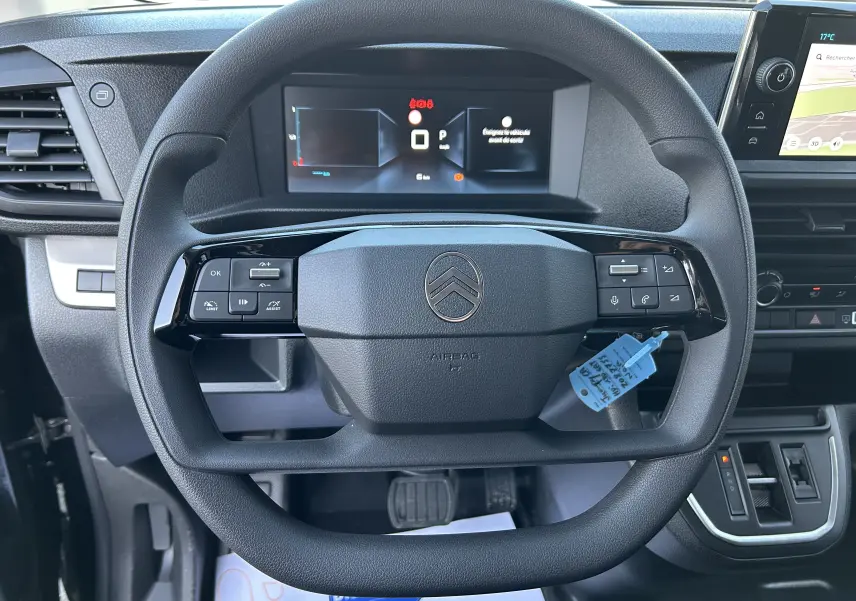 Affichage numérique du tableau de bord du Citroën Jumpy Cabine Approfondie noir, vue frontale centrée sur l'écran de contrôle.