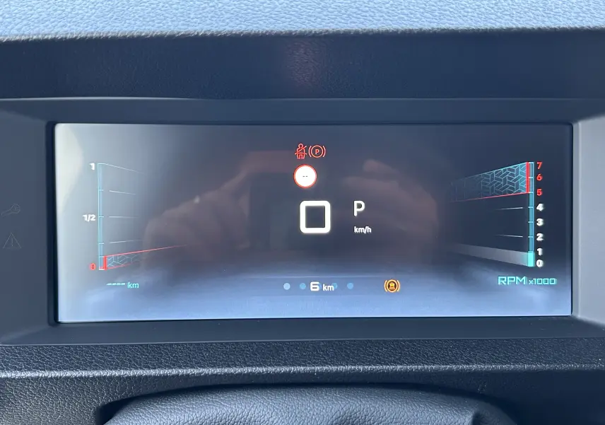 Écran numérique du tableau de bord du Citroën Jumpy noir, affichant la vitesse, la navigation et la consommation instantanée.