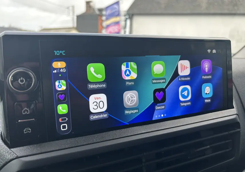 Écran tactile intérieur du Citroën Jumpy Cabine Approfondie noir, affichant la navigation GPS en plein jour.