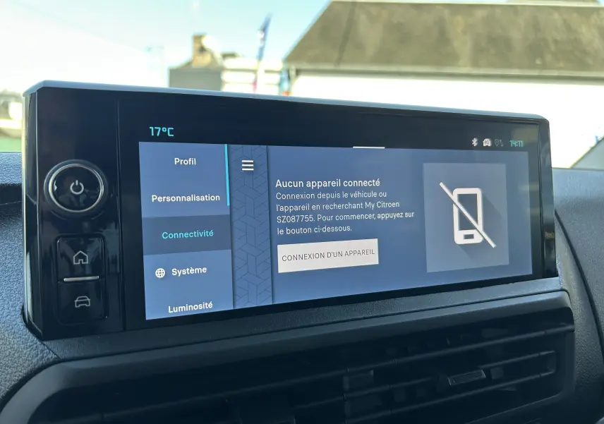 Écran tactile central du tableau de bord du Citroën Jumpy Cabine Approfondie, affichant le menu principal connecté.