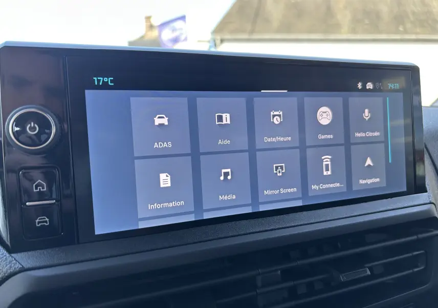Vue rapprochée de l’écran tactile central du Citroën Jumpy Cabine Approfondie noir, affichant les aides à la conduite.