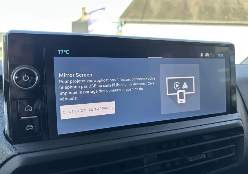 Écran tactile central du tableau de bord du Citroën Jumpy Cabine Approfondie noir, affichant une radio FM à 17°C.
