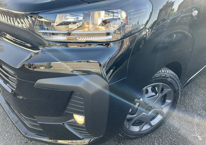 Gros plan sur l'avant droit noir brillant du Citroën Jumpy Cabine Approfondie avec projecteur antibrouillard allumé et jante tôle 17 pouces.