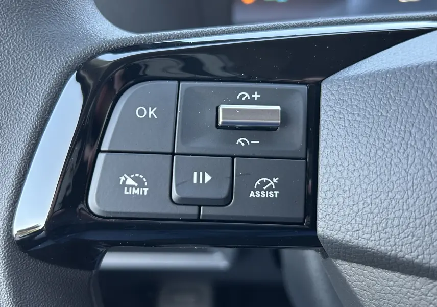 Gros plan sur les commandes au volant noir du Citroën Jumpy Cabine Approfondie 2025, boutons de volume et appel.