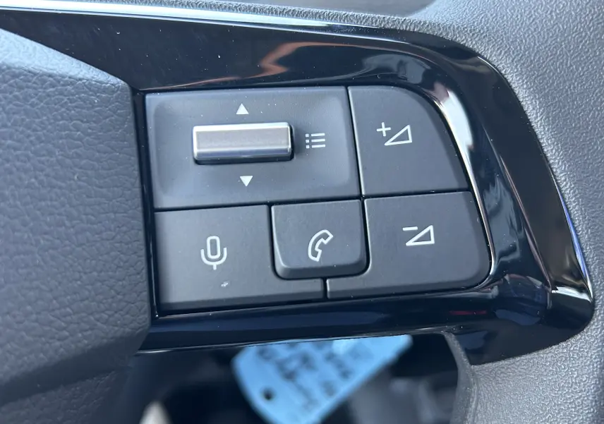 Gros plan sur la commande des feux et clignotants dans l’habitacle du Citroën Jumpy Cabine Approfondie noir.