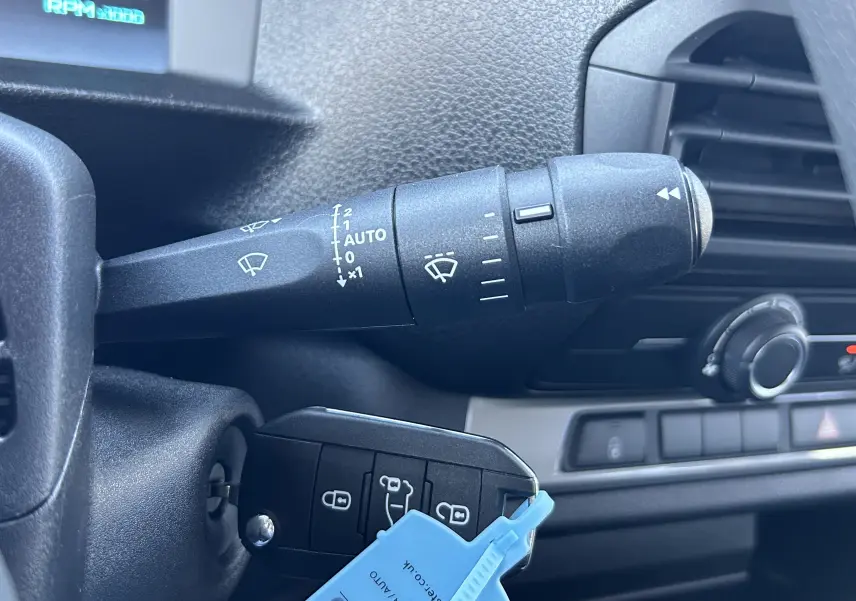 Vue intérieure côté passager du coffre à gants ouvert du Citroën Jumpy Cabine Approfondie noir, montrant le tableau de bord.