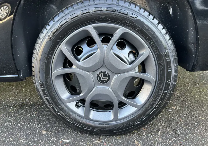 Gros plan sur la roue avant droite du Citroën Jumpy Cabine Approfondie noir, avec jante tôle noire 17'' et enjoliveur gris.