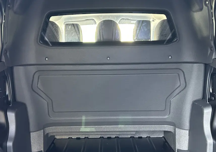 Gros plan sur les commandes de réglage des rétroviseurs et des vitres côté conducteur d’un Citroën Jumpy Cabine Approfondie noir.