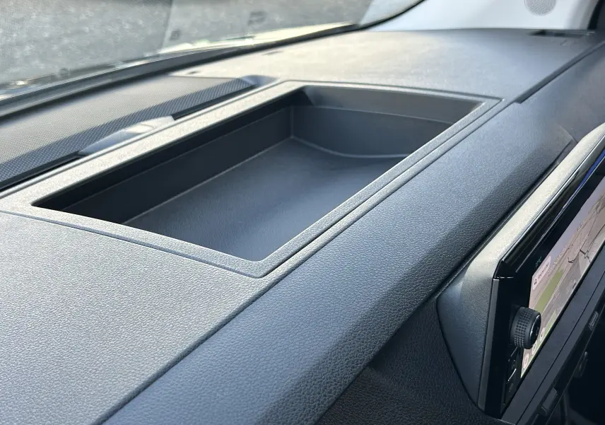 Détail de la console côté gauche du tableau de bord noir du Citroën Jumpy Cabine Approfondie 2025, avec aérateur et commandes.