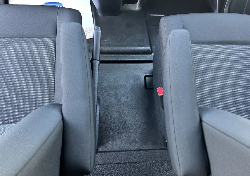 Vue intérieure arrière des sièges gris du Citroën Jumpy Cabine Approfondie noir, avec ceinture de sécurité et vitre séparatrice.