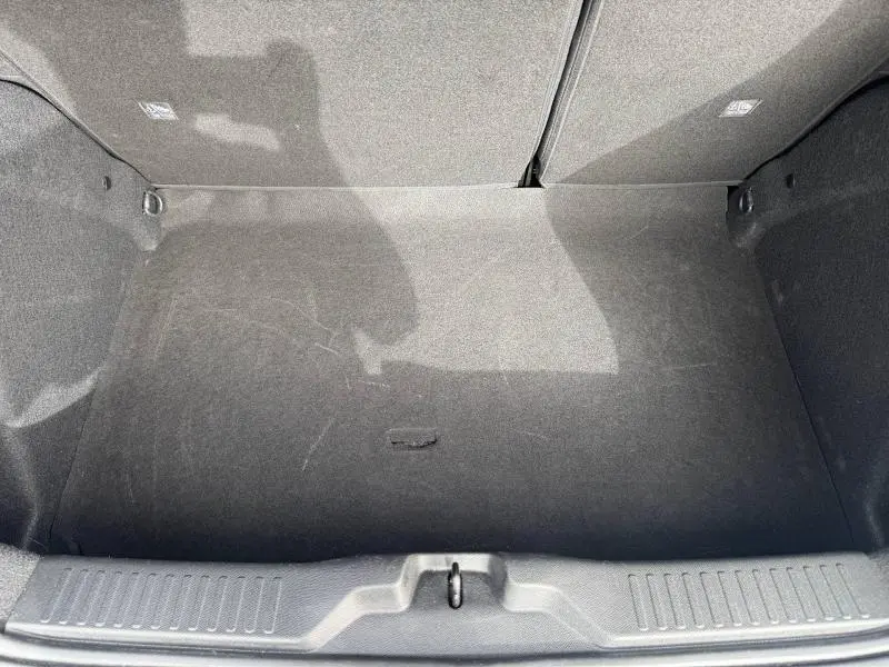 Coffre vide vu de dessus de la Citroën C3 1.2 Turbo 100ch MAX 2025 en gris Mercury, avec revêtement intérieur sombre.