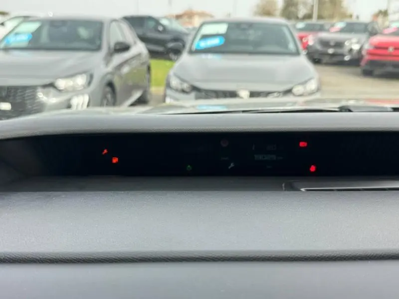 Vue intérieure du tableau de bord d'une Citroën C3 1.2 Turbo 100ch MAX 2025, avec affichage digital et voyant allumé.