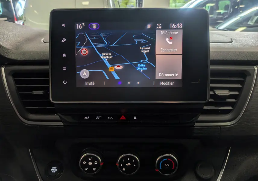 Vue rapprochée de l’écran tactile central du Nissan Primastar Combi 2026 avec navigation et commandes climatisation visibles.