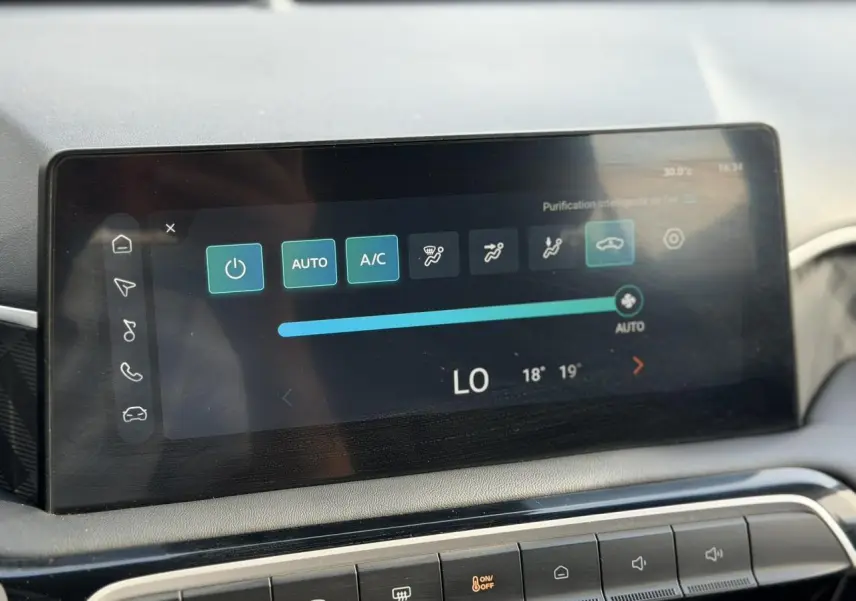 Écran tactile central de la MG3 1.5 Hybrid+ 195 Comfort affichant les réglages de climatisation automatique.