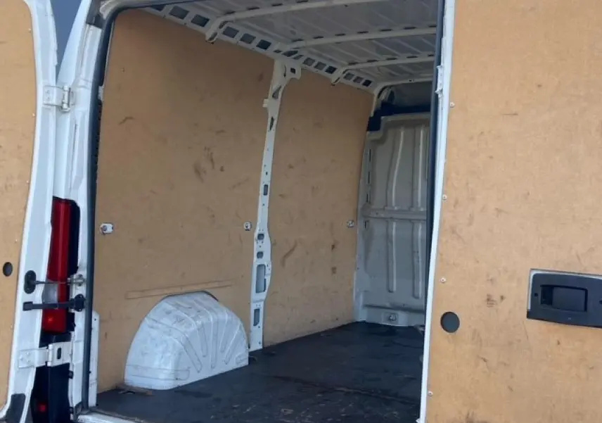 Vue intérieure arrière du Peugeot Boxer Fourgon blanc 2019 montrant l'espace de chargement avec plancher et parois en bois.