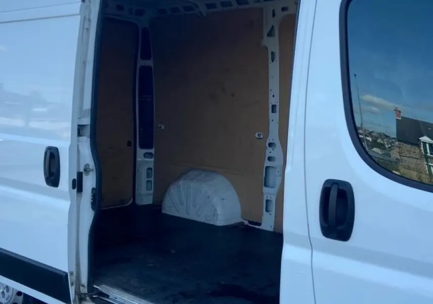 Vue latérale droite du Peugeot Boxer Fourgon blanc 2019 avec porte coulissante ouverte montrant l'intérieur vide et plancher bois.