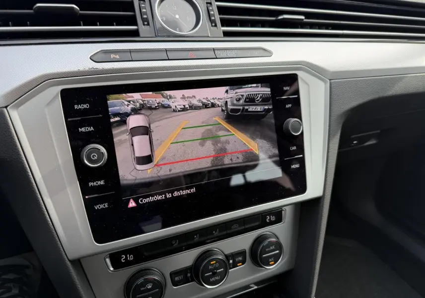 Vue rapprochée de l'écran tactile central de la Volkswagen Passat 2018 affichant la caméra de recul avec guidage coloré.