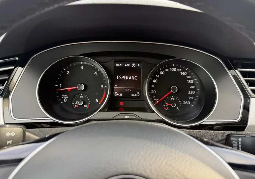 Vue rapprochée du tableau de bord de la Volkswagen Passat 2018, affichage numérique et compteurs analogiques noirs.