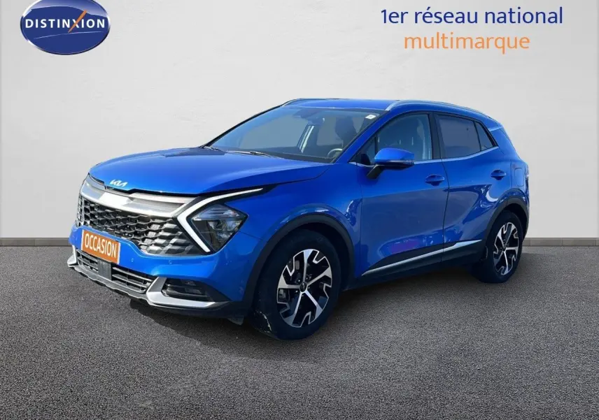 Vue 3/4 avant droite d'un KIA Sportage bleu fusion métal 2022 avec calandre distinctive et jantes noires stylisées.