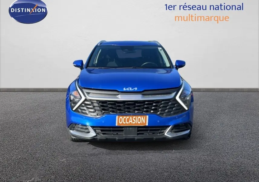 Vue frontale d’un KIA Sportage bleu fusion métal 2022 avec calandre noire et feux LED en forme de flèche.