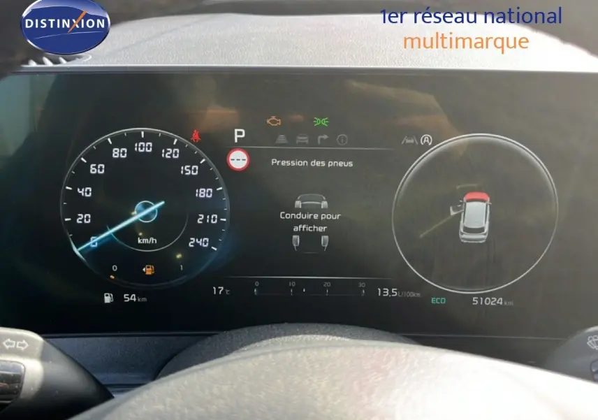 Tableau de bord numérique du Kia Sportage 2022, affichant la vitesse, la pression des pneus et l'autonomie.