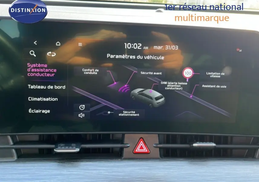 Écran tactile du tableau de bord du Kia Sportage 2022 affichant les paramètres d’assistance conducteur.