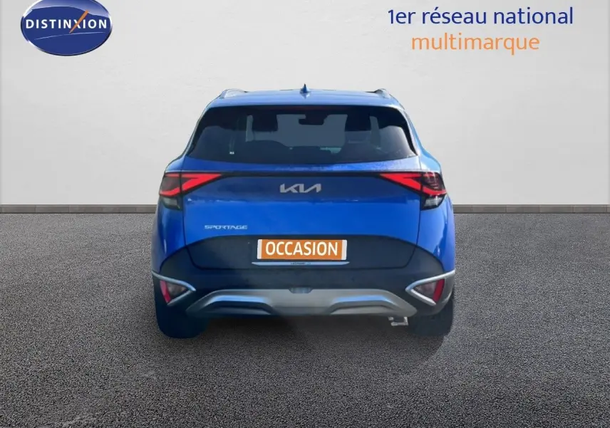Vue arrière d'un KIA Sportage bleu fusion métal 2022 avec feux LED et plaque "OCCASION" visible.