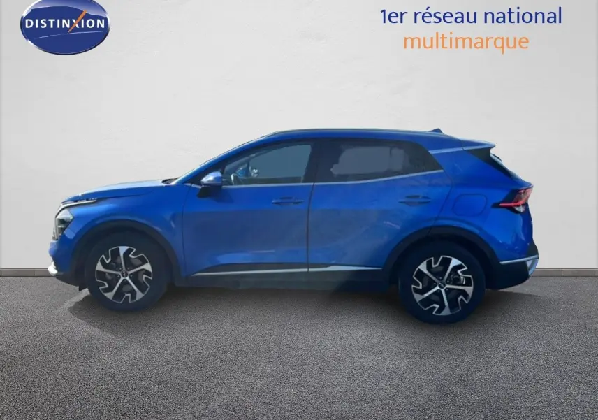 Profil côté gauche du Kia Sportage bleu fusion métal 2022, soulignant ses jantes alliage et lignes modernes.