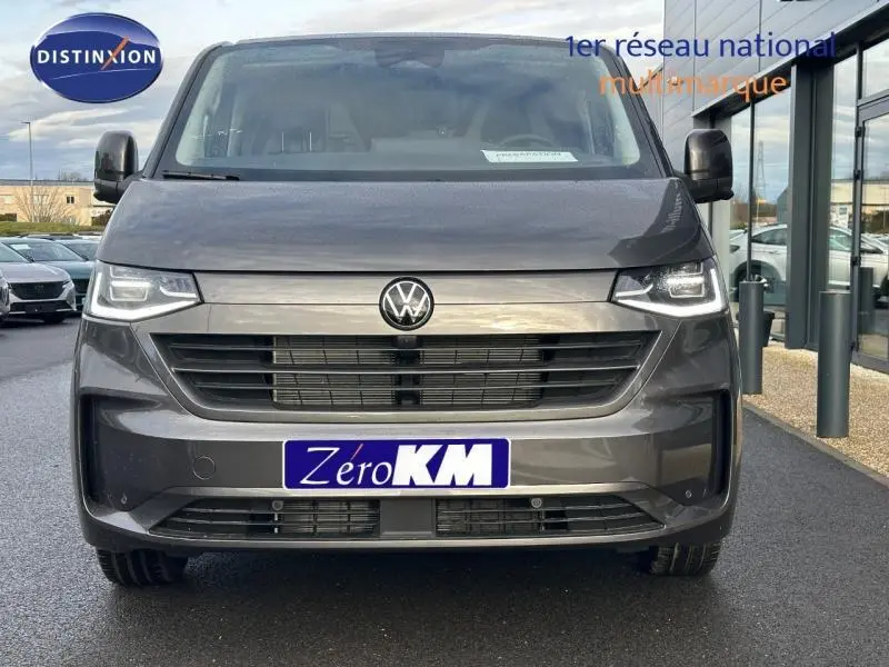 Vue de face d'un Volkswagen Transporter FGN Procab gris 2025 avec phares LED et plaque Zéro KM visible.