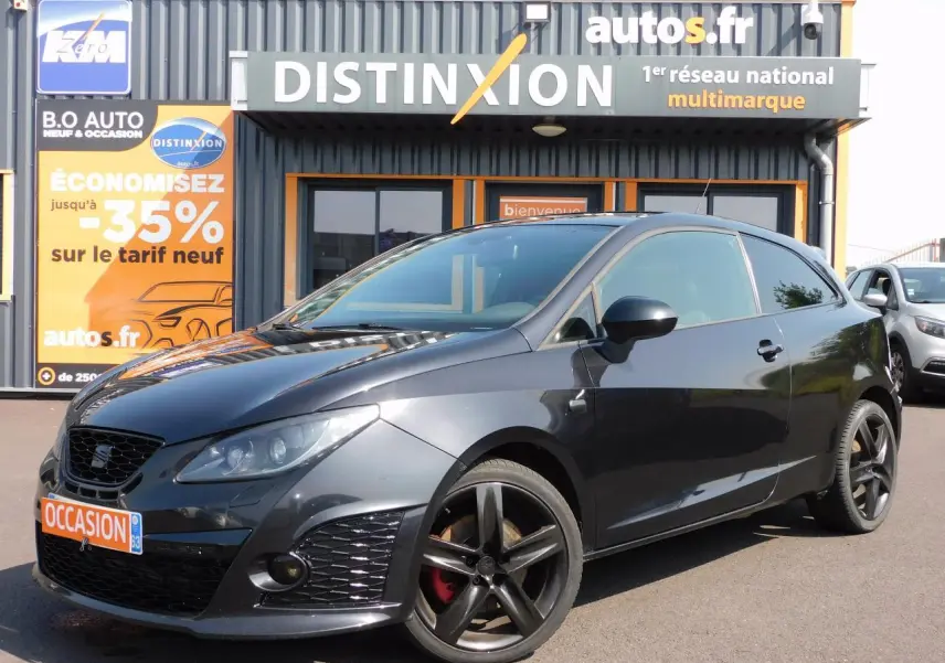 SEAT Ibiza Cupra noire vue en 3/4 avant droit, avec jantes noires et étriers rouges visibles.