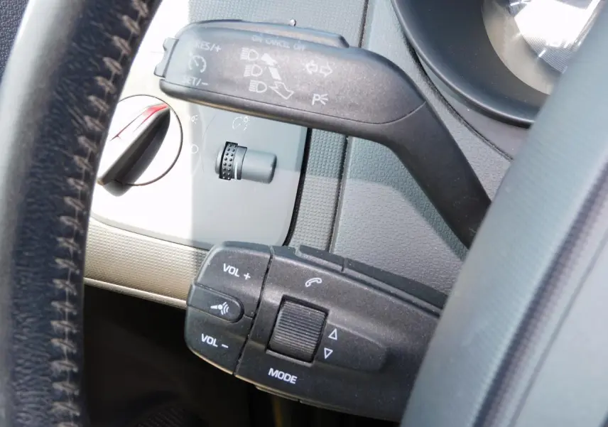 Gros plan sur les commandes au volant noir de la SEAT Ibiza Cupra 2011, avec réglages volume et mode audio visibles.
