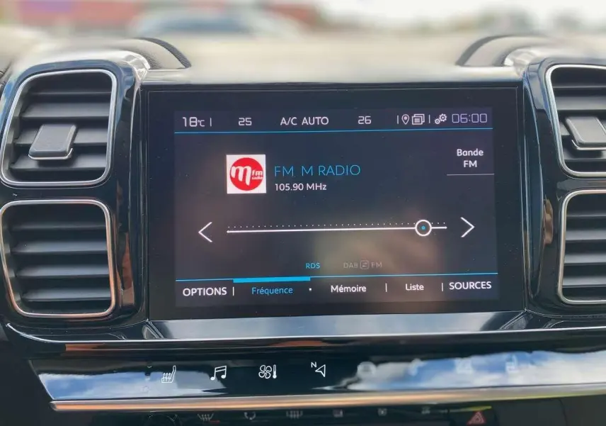 Écran tactile central de la Citroën C5 Aircross 2021 affichant la radio FM, entouré des aérateurs noirs brillants.