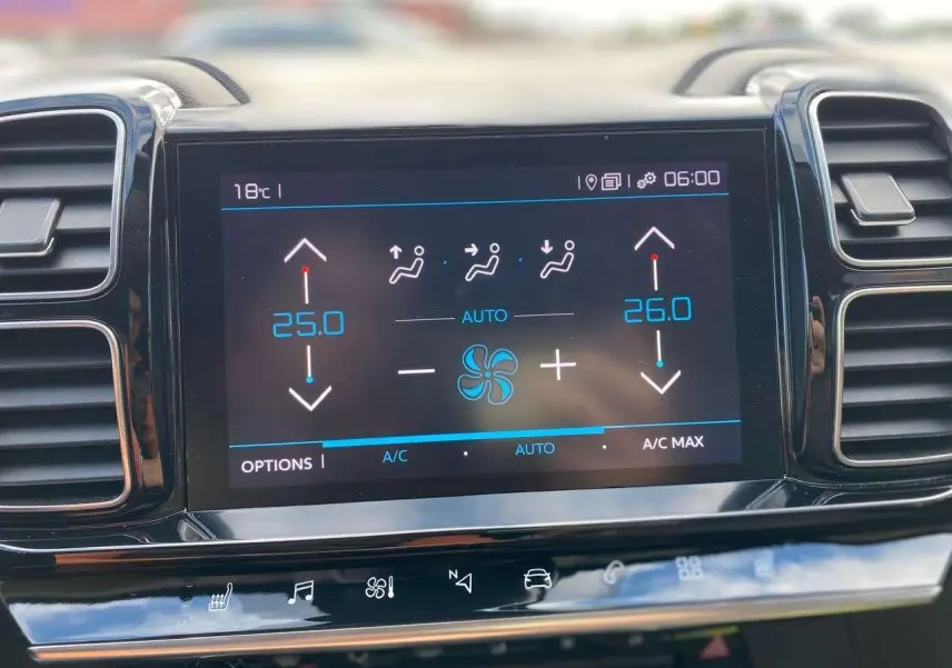 Écran tactile central du tableau de bord du Citroën C5 Aircross 2021 affichant la climatisation automatique bi-zone.