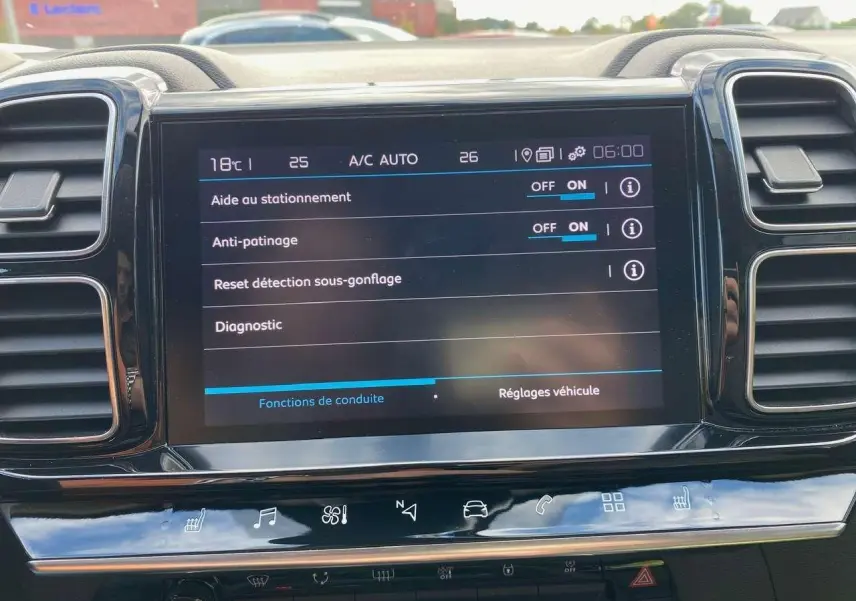 Écran tactile central du tableau de bord du Citroën C5 Aircross 2021 affichant les réglages d'aide au stationnement et de sécurité.