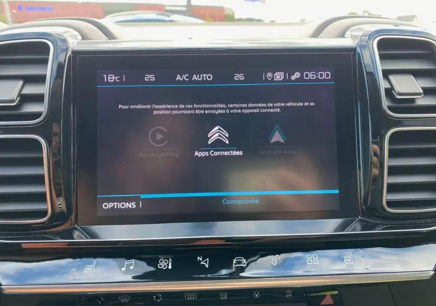 Écran tactile central du tableau de bord du Citroën C5 Aircross 2021 avec interface connectée et commandes climatisation.