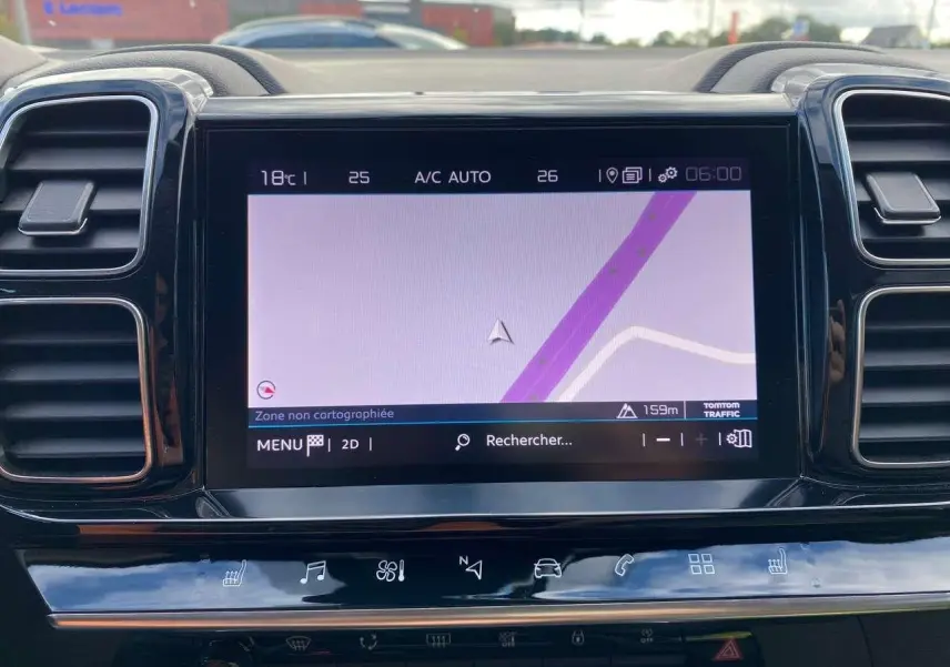 Écran tactile GPS 8 pouces au centre du tableau de bord du Citroën C5 Aircross 2021, finition Feel.