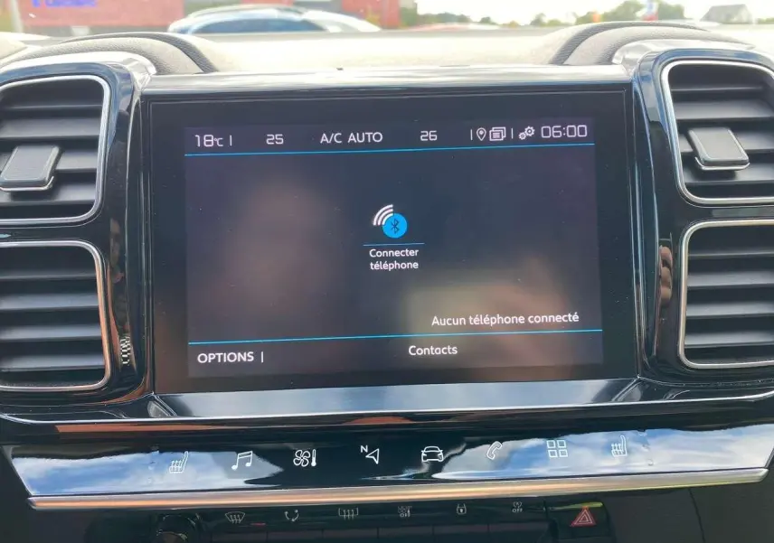 Écran tactile central du tableau de bord du Citroën C5 Aircross 2021 avec interface Bluetooth et commandes climatisation visibles.