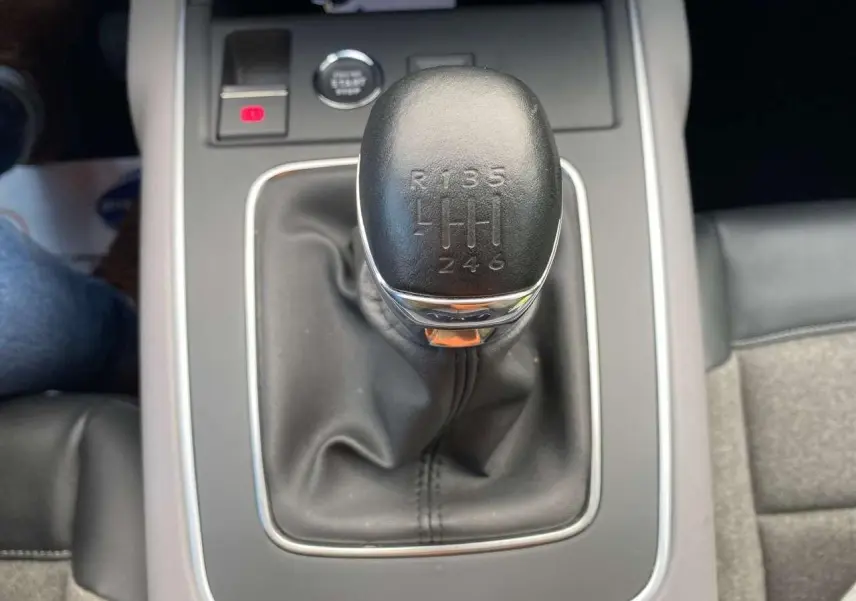 Le levier de vitesses manuel noir du Citroën C5 Aircross 2021 vu de dessus avec console grise environnante.