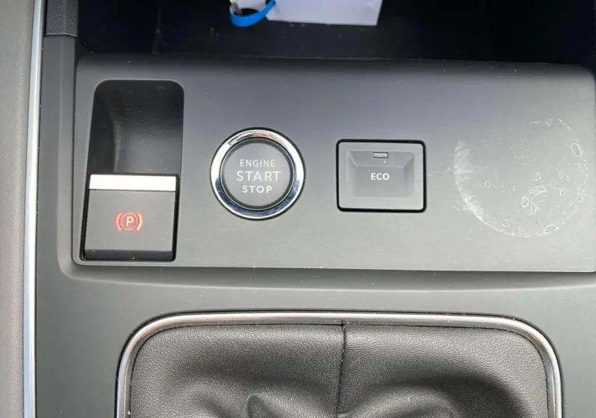 Gros plan sur la console centrale du Citroën C5 Aircross gris, montrant le bouton start/stop, mode ECO et frein de stationnement électrique.