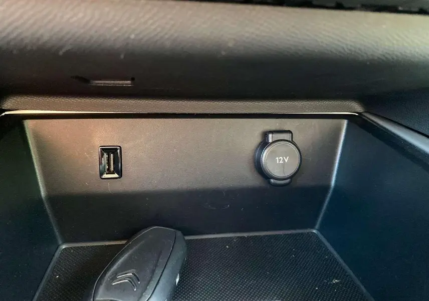 Prise USB et prise 12V dans le compartiment intérieur du Citroën C5 Aircross 2021, finition Gris Artense.