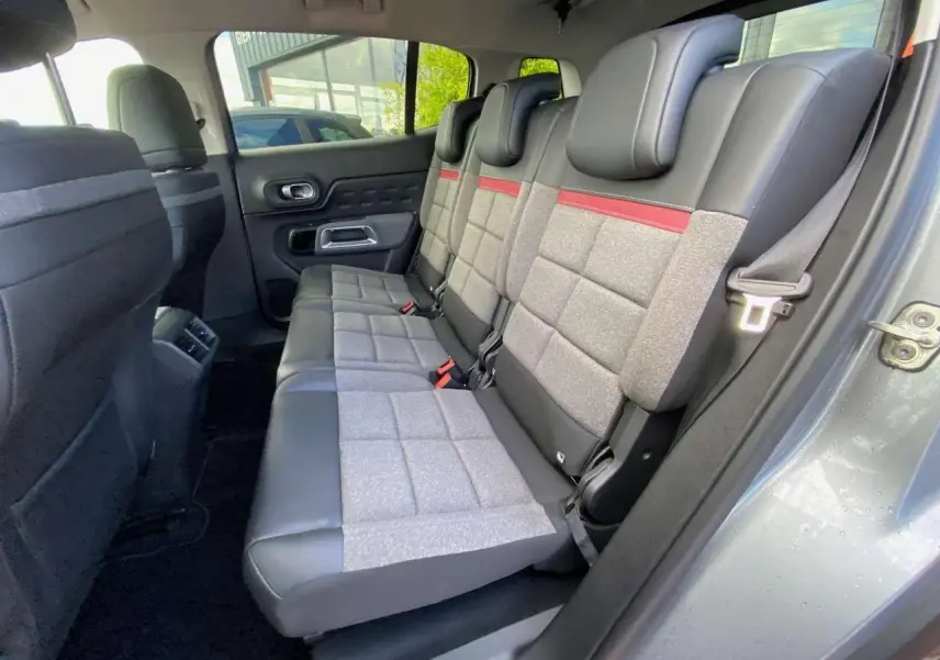 Vue intérieure côté droit des sièges arrière en tissu gris et cuir noir avec bande rouge du Citroën C5 Aircross 2021 gris Artense.