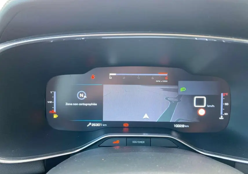 Affichage numérique du tableau de bord du Citroën C5 Aircross 2021 montrant la navigation et les indicateurs de vitesse et carburant.
