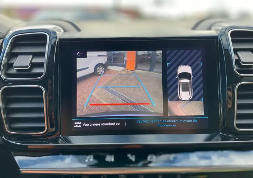 Écran tactile intérieur affichant la caméra de recul et l'aide au stationnement du Citroën C5 Aircross 2021.