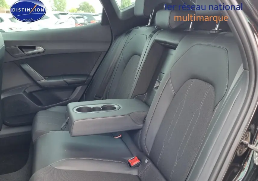 Vue intérieure côté droit des sièges arrière noirs du CUPRA Formentor 1.5 etsi hybrid 2025 avec accoudoir central relevé.