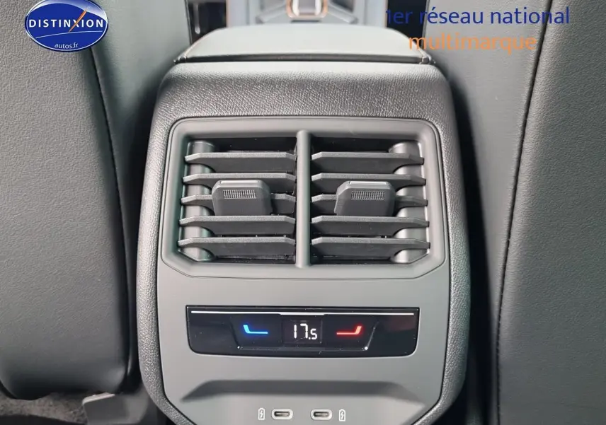 Vue rapprochée des aérateurs arrière et commandes de climatisation tri-zone du CUPRA Formentor noir midnight 2025