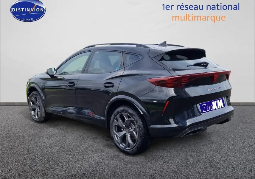 Vue 3/4 arrière droite d'une CUPRA Formentor 1.5 etsi hybrid noir midnight avec jantes alu 18 pouces.