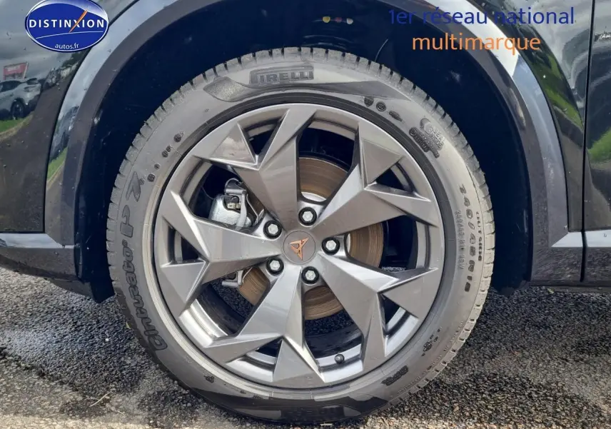 Gros plan sur la jante alu 18 pouces Tempest et pneu Pirelli du CUPRA Formentor noir midnight côté gauche.